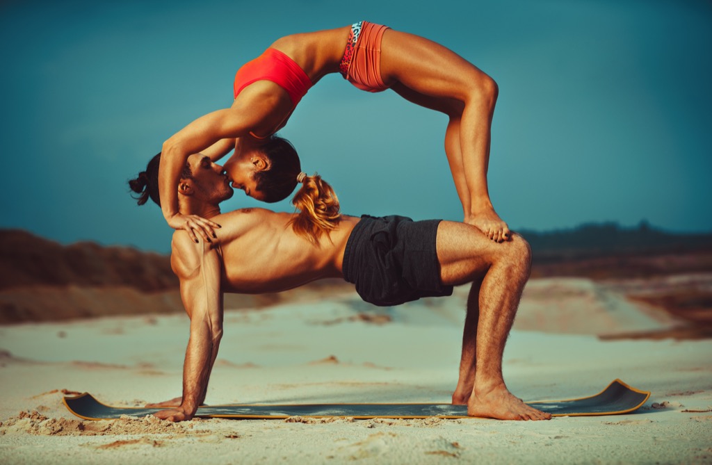Рыжая плоскогрудая телка сношается с чернокожим тренером по йоге