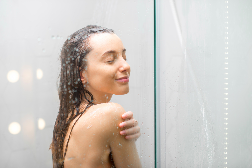 Молодая жена принимает душ фото