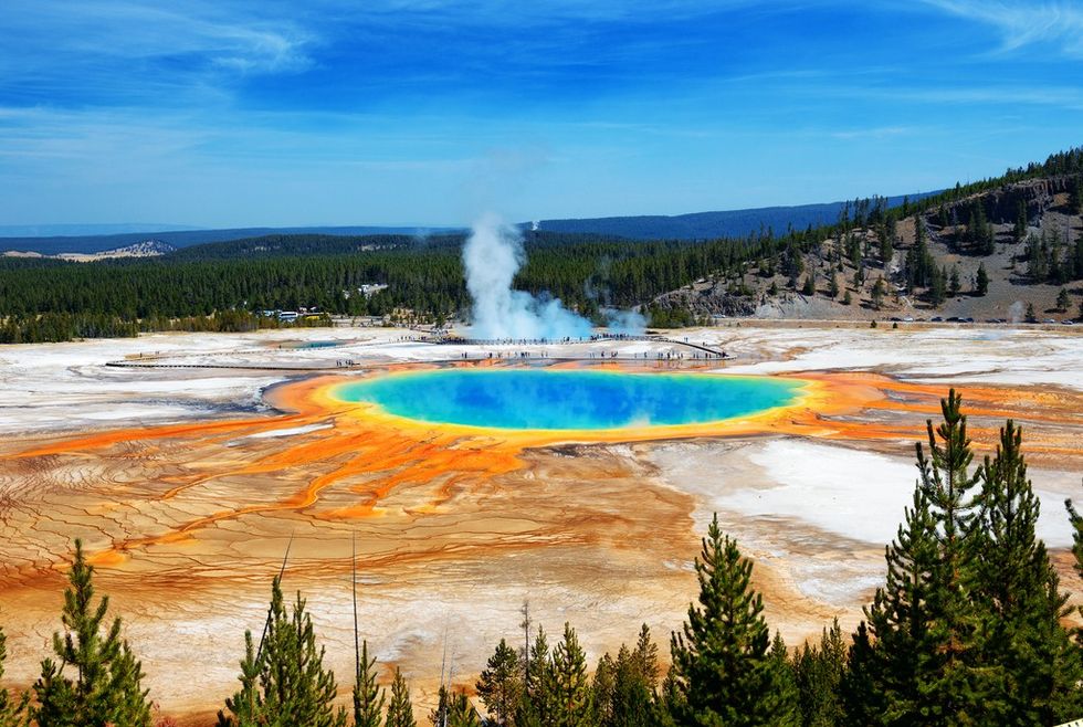 yellowstone geothermal spring wyoming