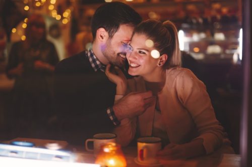 Cuplu flirtând într-un restaurant