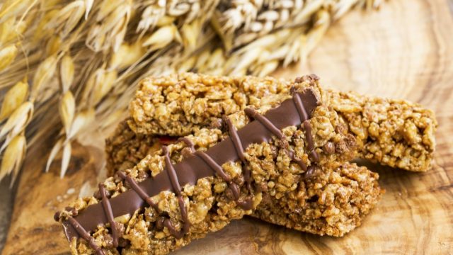 Granola bar that is one of the best high-protein snacks.