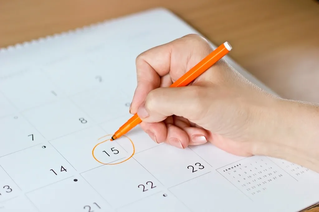 woman circling date on a calendar, parent divorce