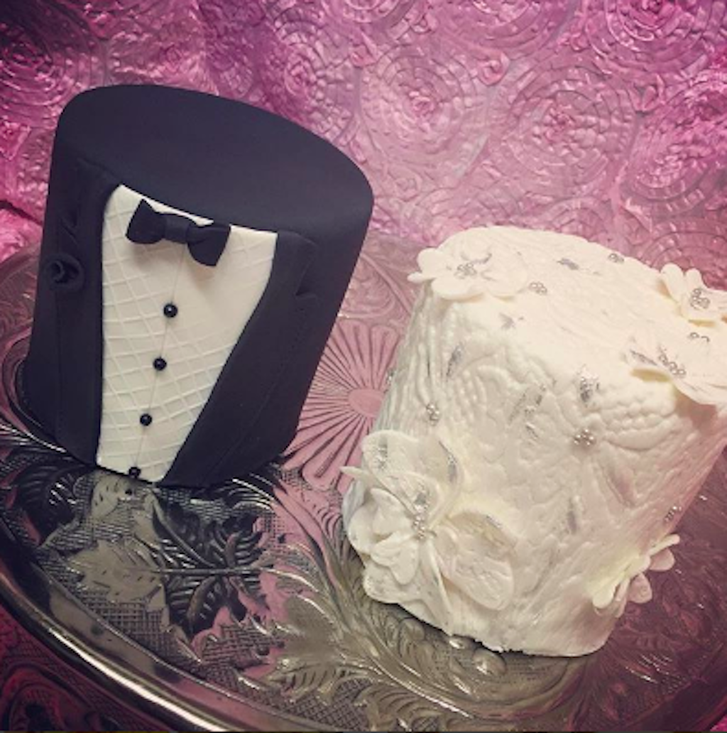 mini bride and groom cakes