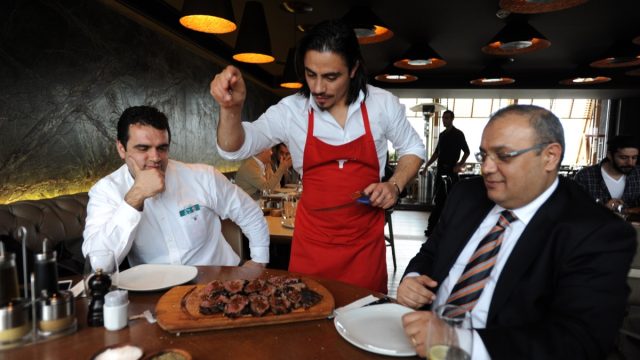 salt bae turkish chef nusret gokce throwing salt onto customer's dish