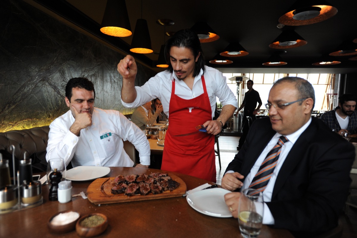 salt bae turkish chef nusret gokce throwing salt onto customer's dish