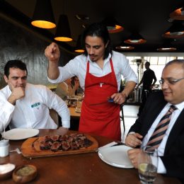 salt bae turkish chef nusret gokce throwing salt onto customer's dish