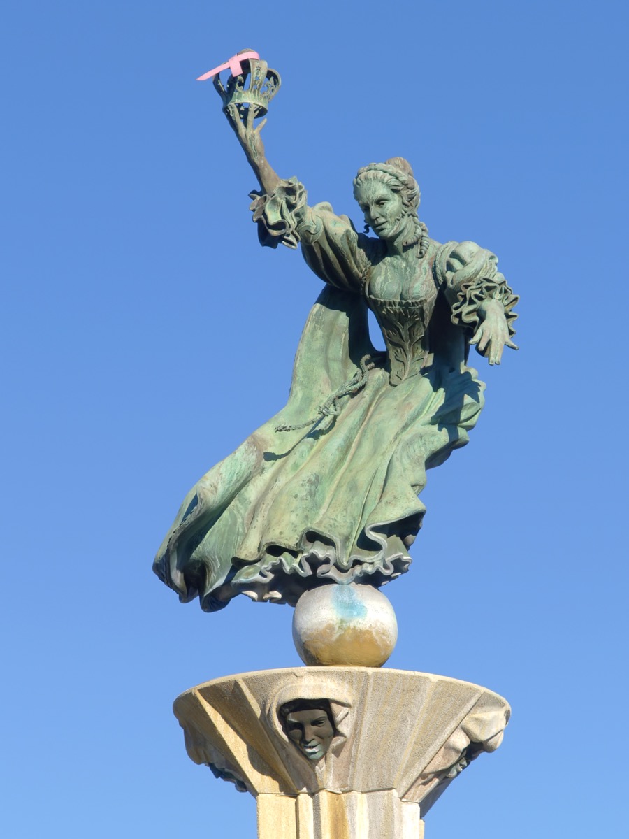 queen charlotte statue