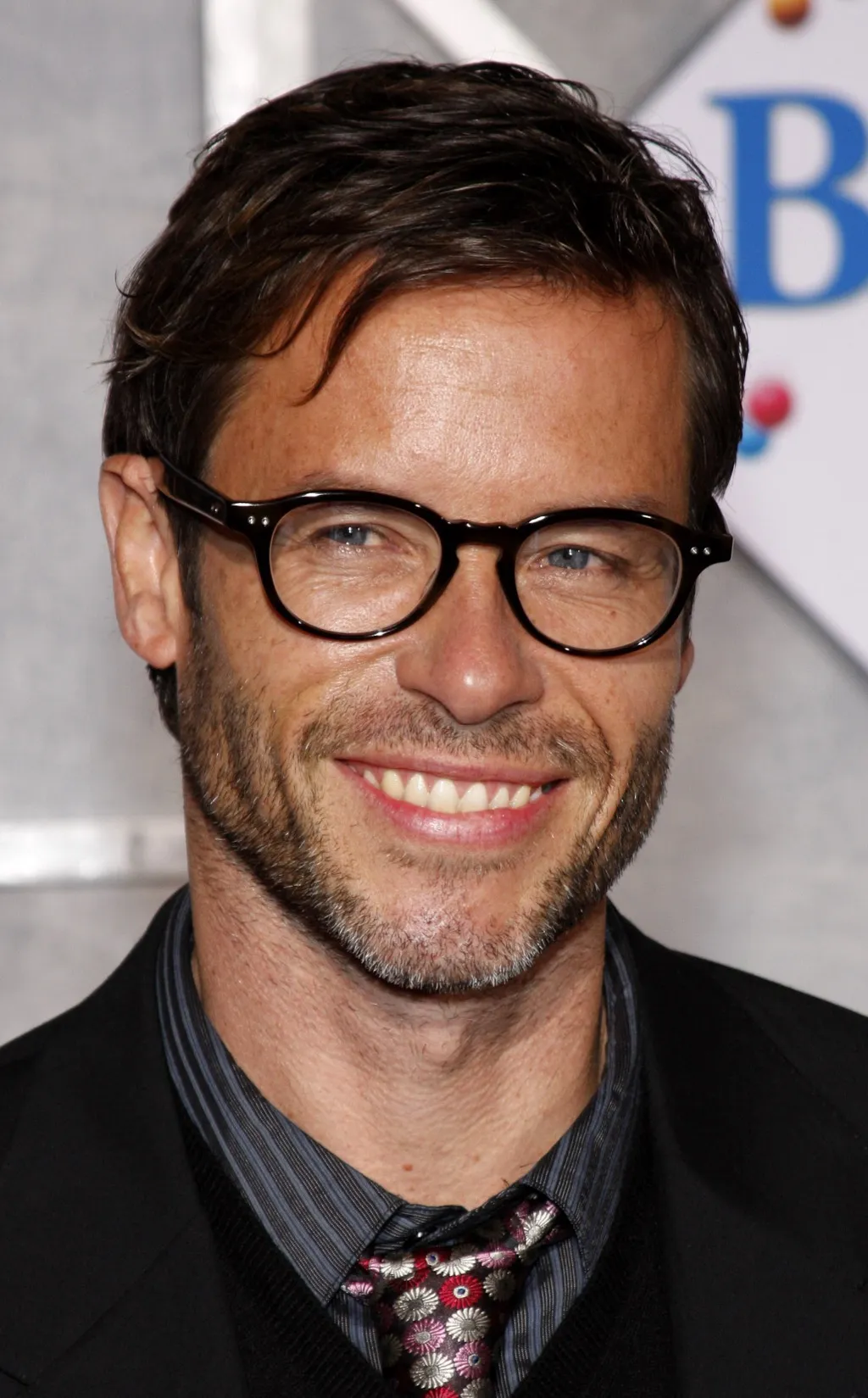 men's haircuts to look younger, starring Guy Pearce
