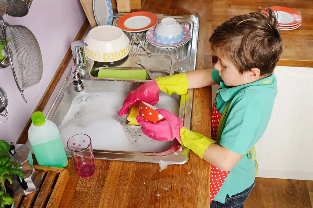 kid washing dishes