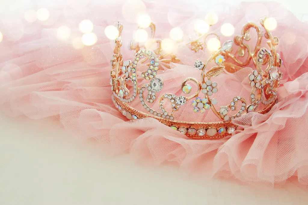 tiara in a pile of tulle, how to dress over 40
