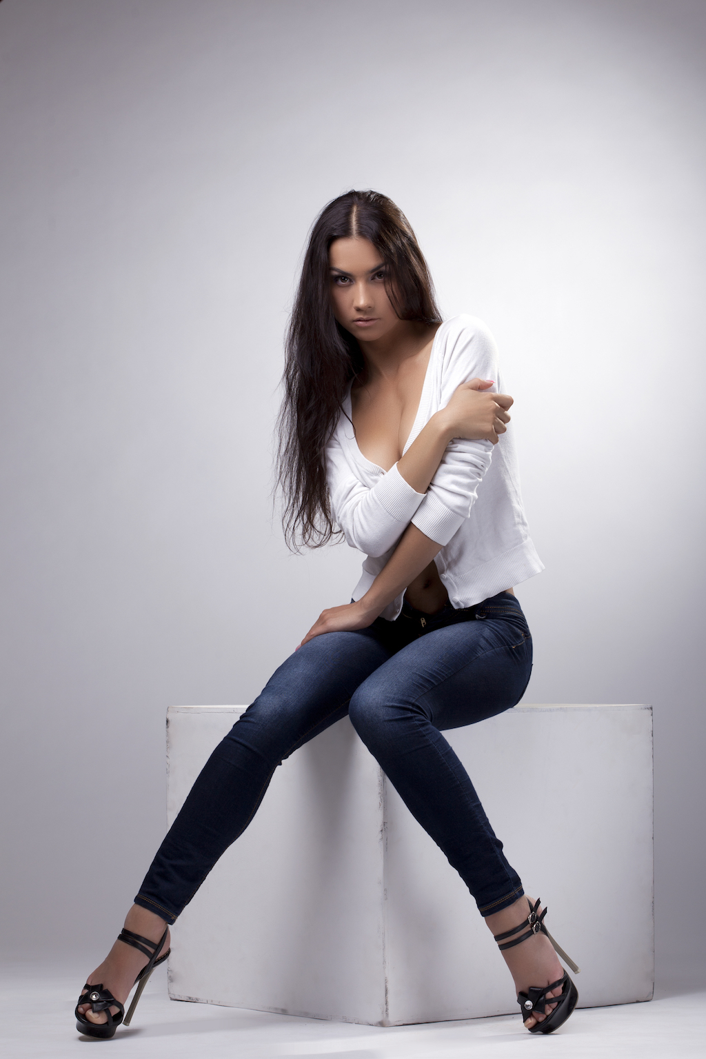 woman wearing dark denim and white shirt, how to dress over 40