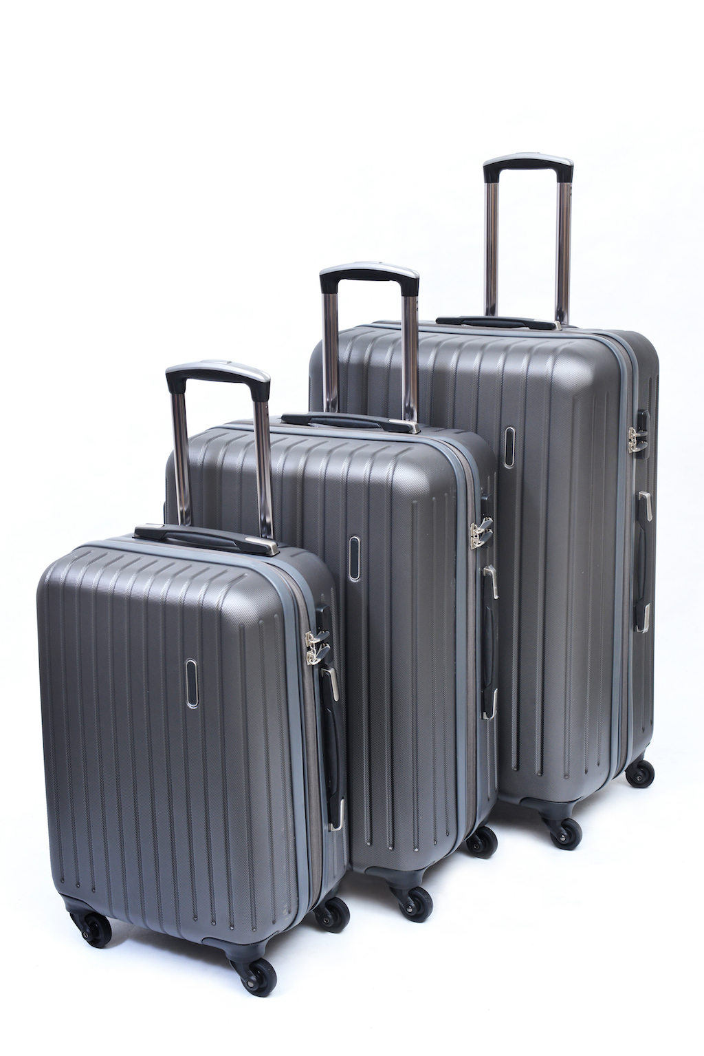 set of three rolling suitcases, how to dress over 40
