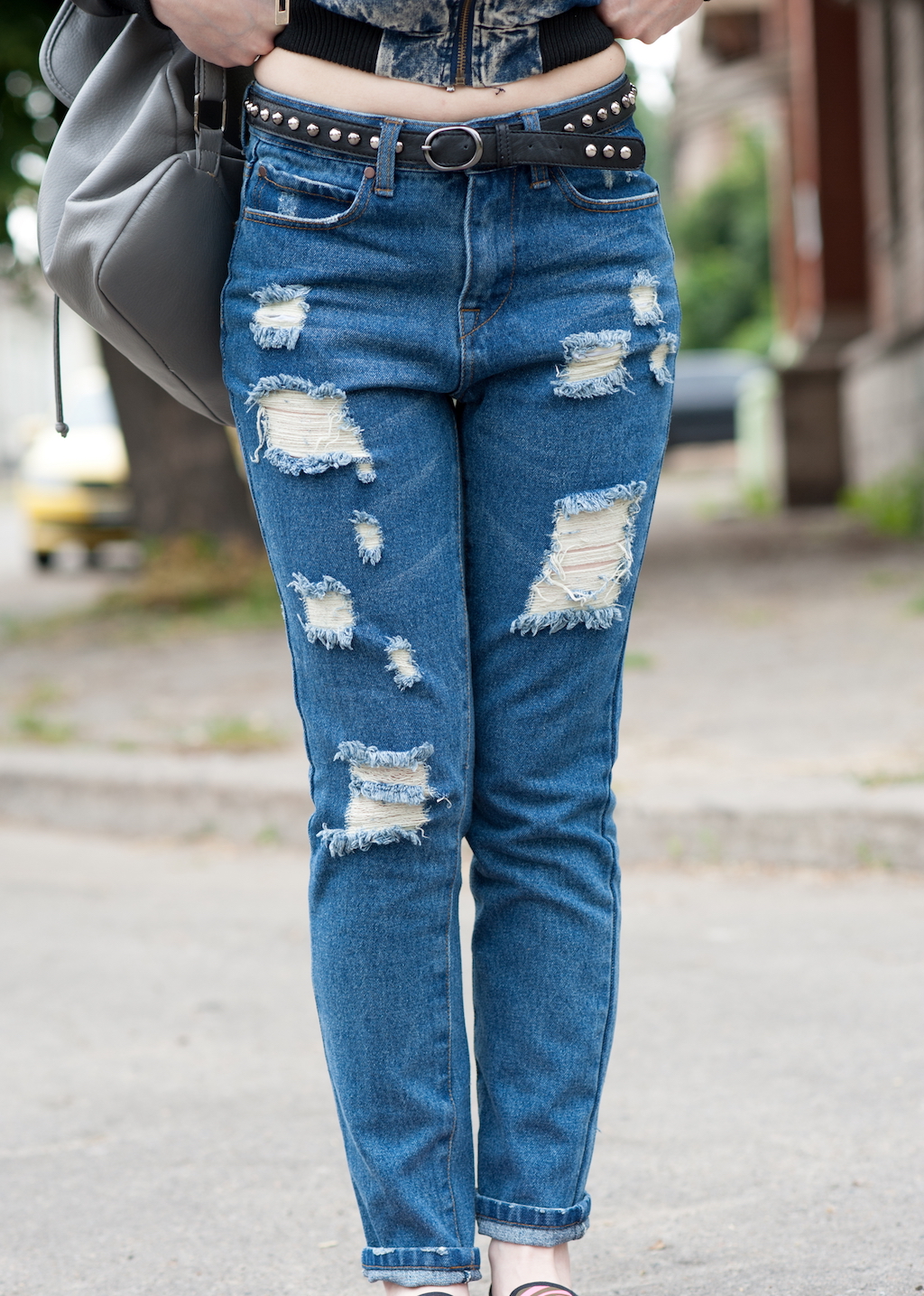 woman wearing ripped jeans, how to dress over 40