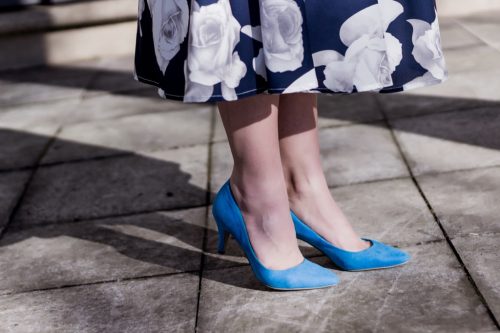 Blaues Kleid, blaue Schuhe