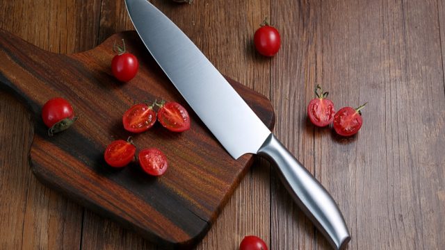 Sharp knife chopping tomatoes things you should clean every day
