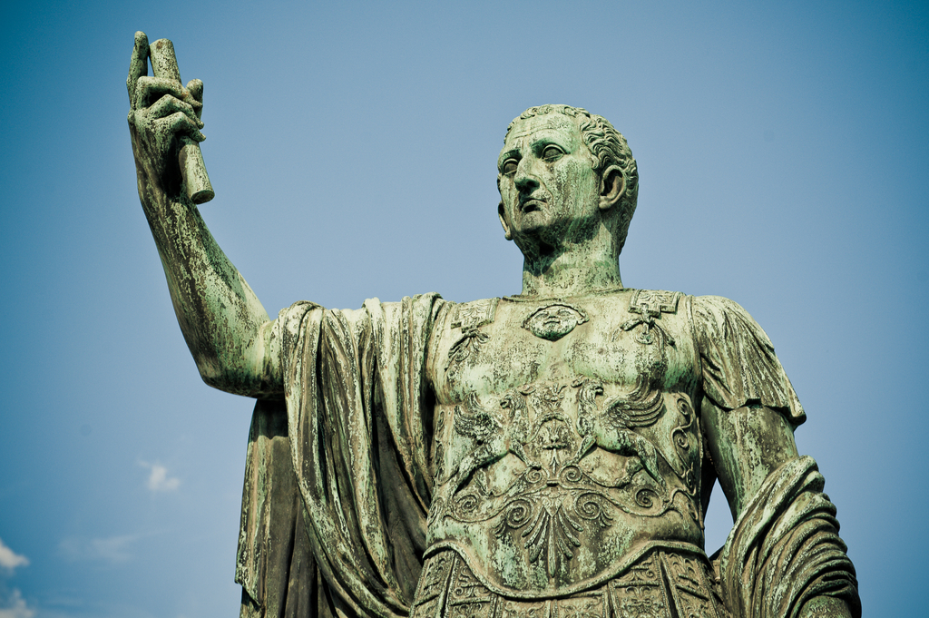 Statue of Julius Caeser saying latin phrases