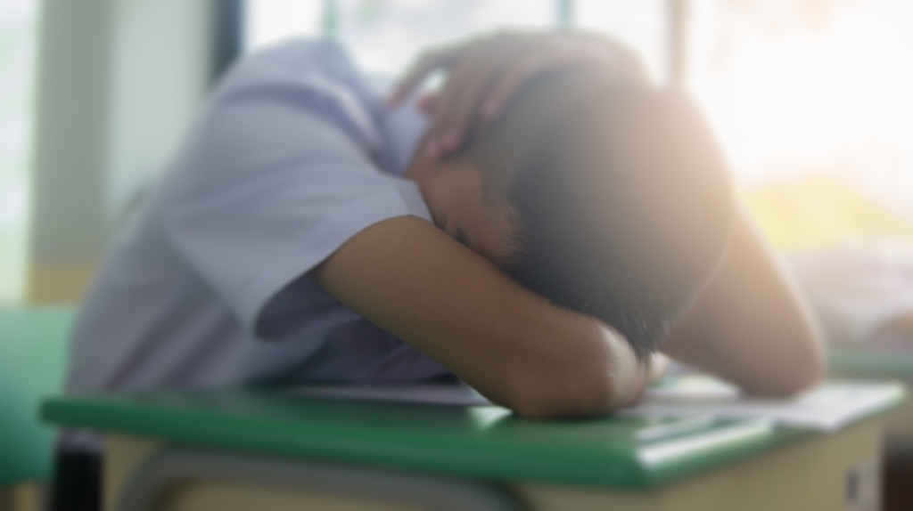 student spanie w biurko