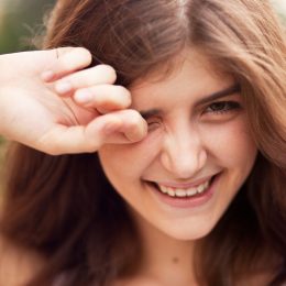 woman-rubbing-eyes