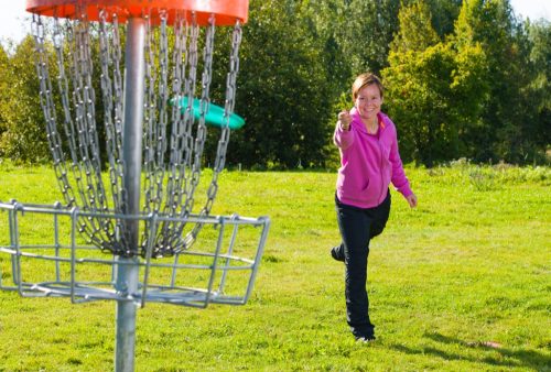 woman playing frisbee golf