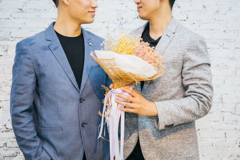  mariage gay - les gars avec un bouquet