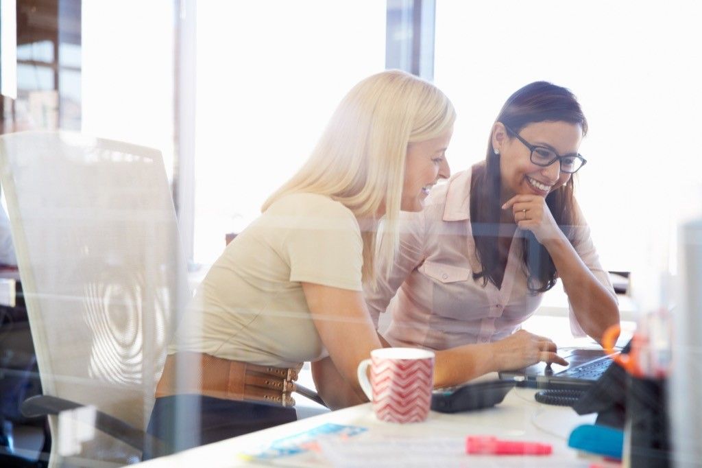 woman mentoring coworker