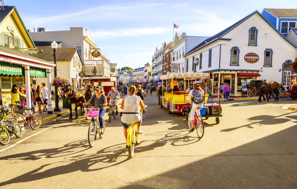 bikes and horse carriages on mackinac island
