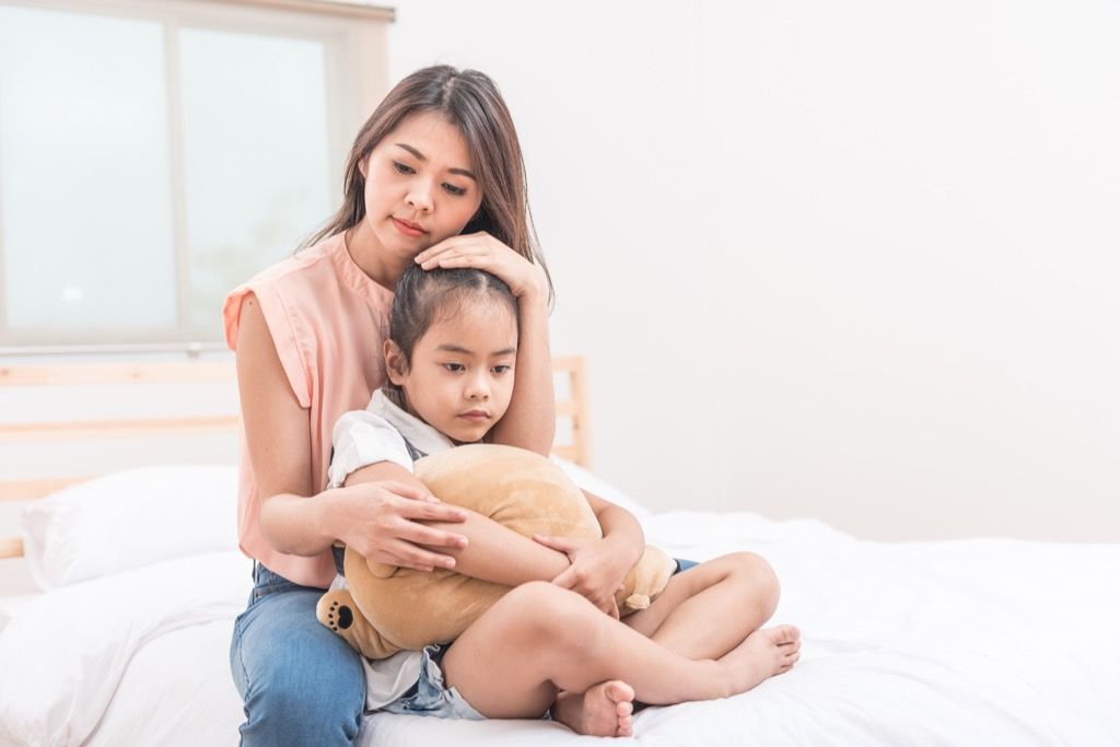 la mujer abraza a su hija, la crianza de los hijos ha cambiado.