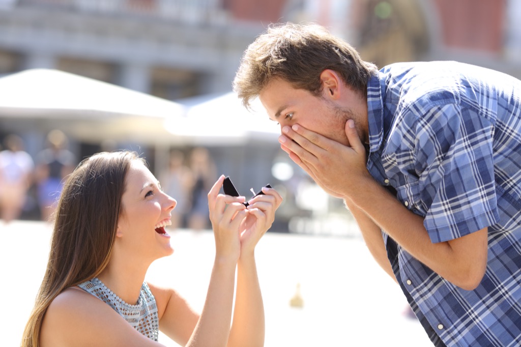 woman proposes to boyfriend