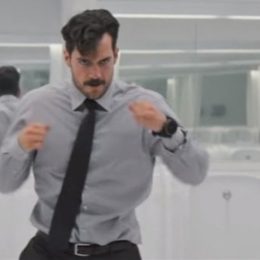 viral gif of henry cavill reloading his biceps in "Mission Impossible:Fallout."