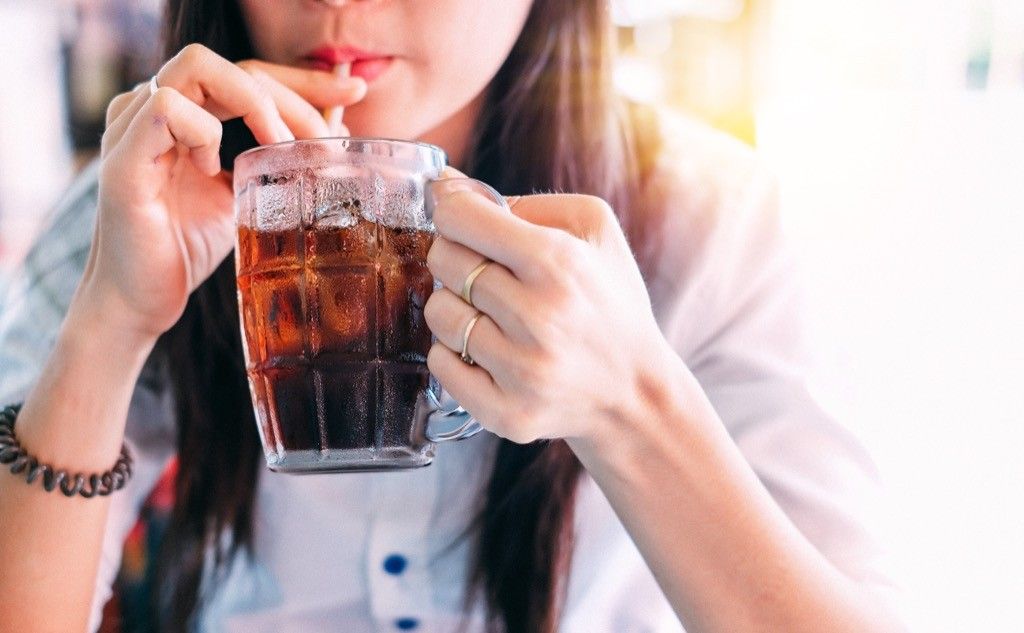 Mulher bebendo soda, palavras com significados diferentes