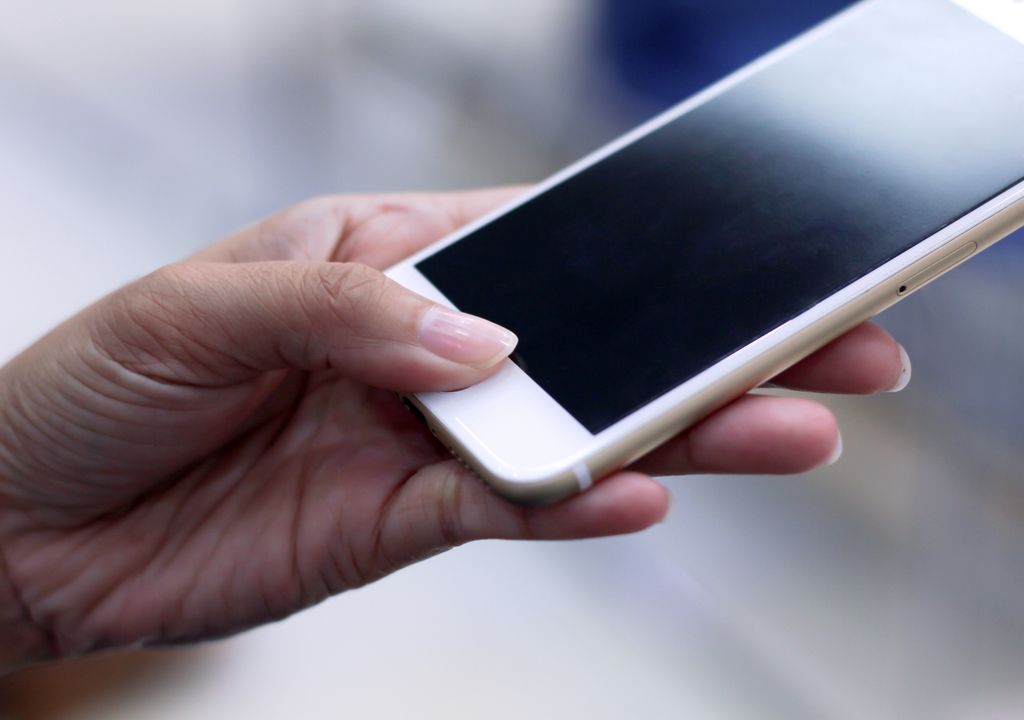 Mujer Usando el Escáner de Huellas dactilares en el teléfono inteligente