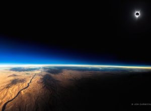 man takes amazing photo of eclipse from commercial airplane