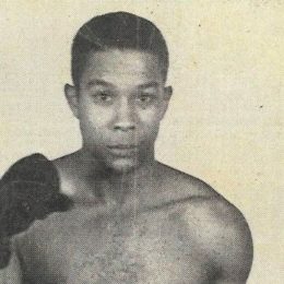 n a viral thread, Twitter user @AngryManTV shared the incredible story of why his grandfather had to quit professional boxing back in the 1940s.