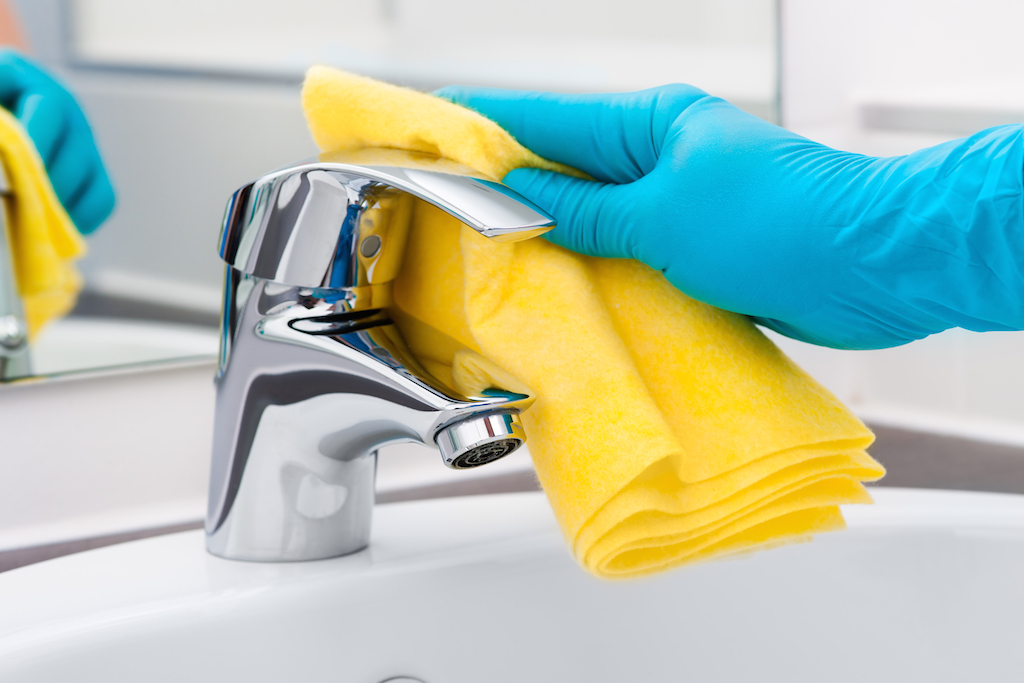 Cleaning the bathroom sink {Home Organization Tips}