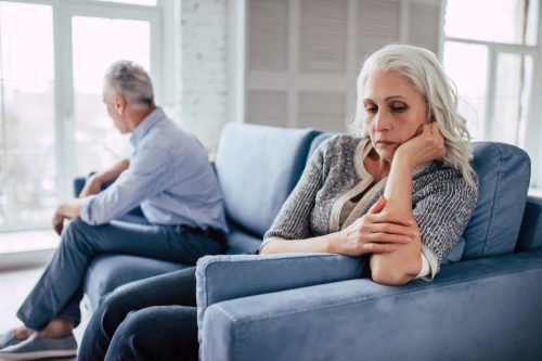 По-възрастна двойка се кара и се кара на дивана, над 50 съжалява