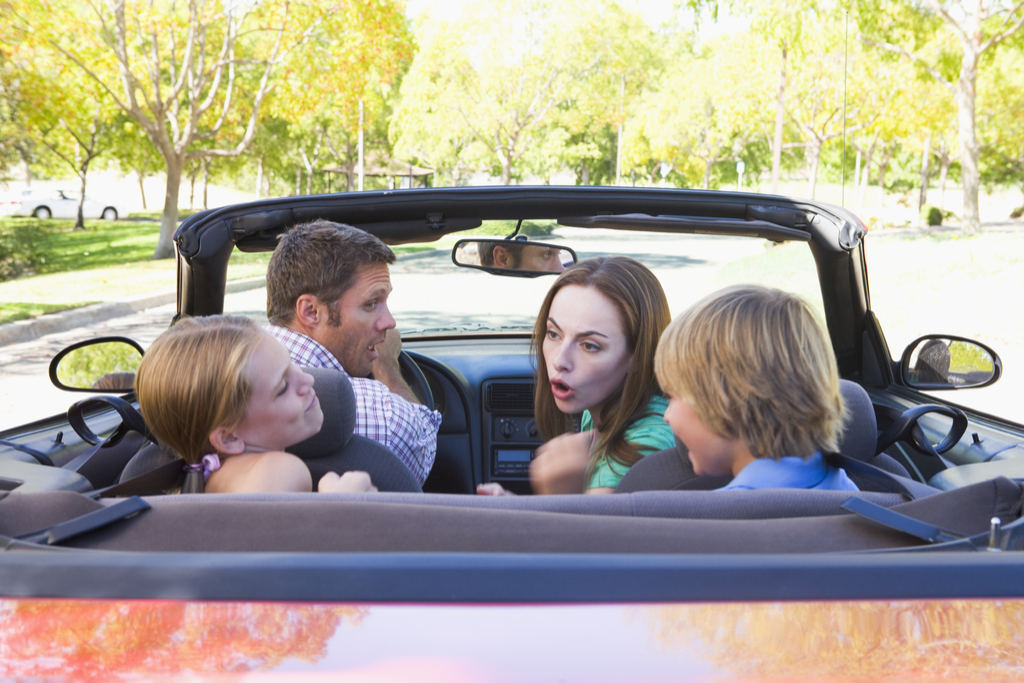 Rodzina kłóci się w samochodzie najgorsze rzeczy do powiedzenia dzieciom