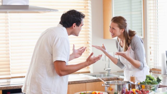 couple arguing, things you should never say to your spouse