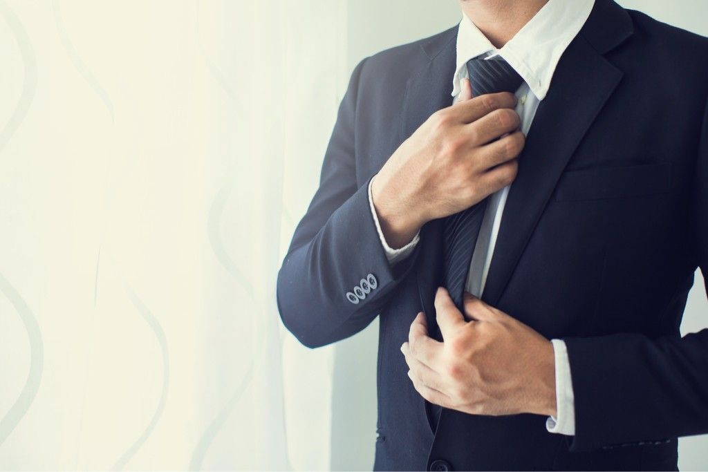  L'Homme S'Agite avec un Langage Corporel de Costume Qui Tue les Premières Impressions