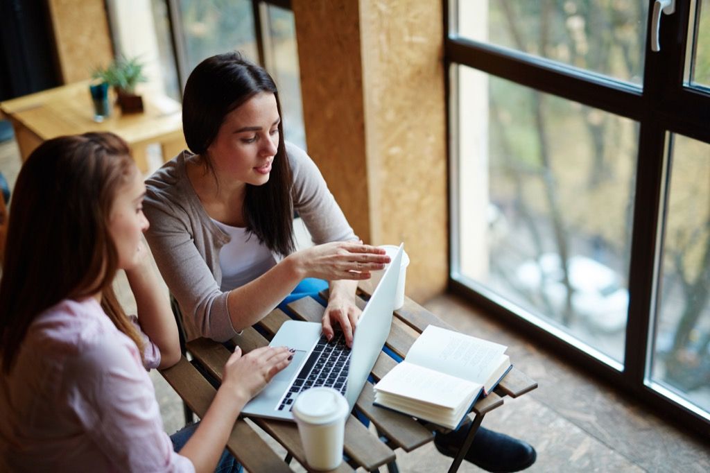 estudantes do ensino médio olhando para um laptop