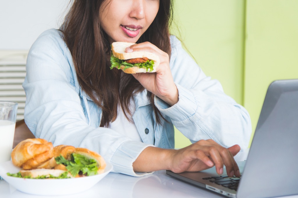 woman at work eating lunch at her desk