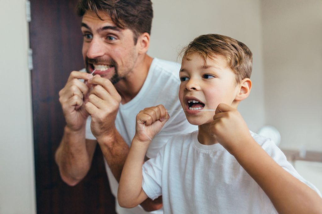 vader en zoon flossen tanden, hoe Ouderschap is veranderd