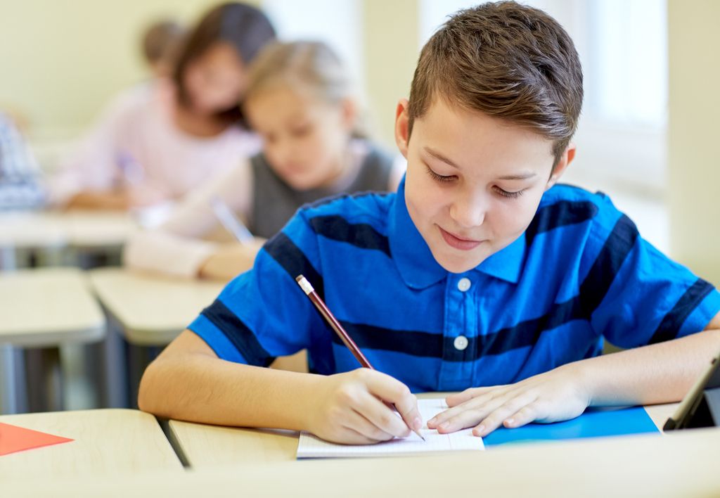 Kid skriver i Klasse 6. klasse engelsk, måder forældre har ændret sig