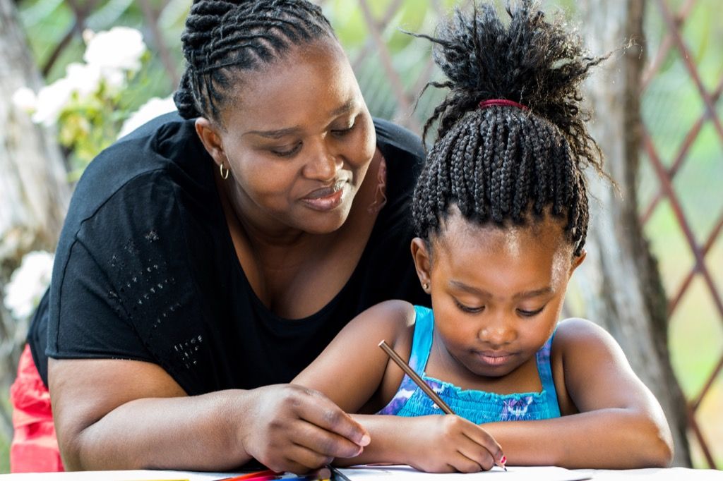  maman aide sa fille à faire ses devoirs, comment la parentalité a changé