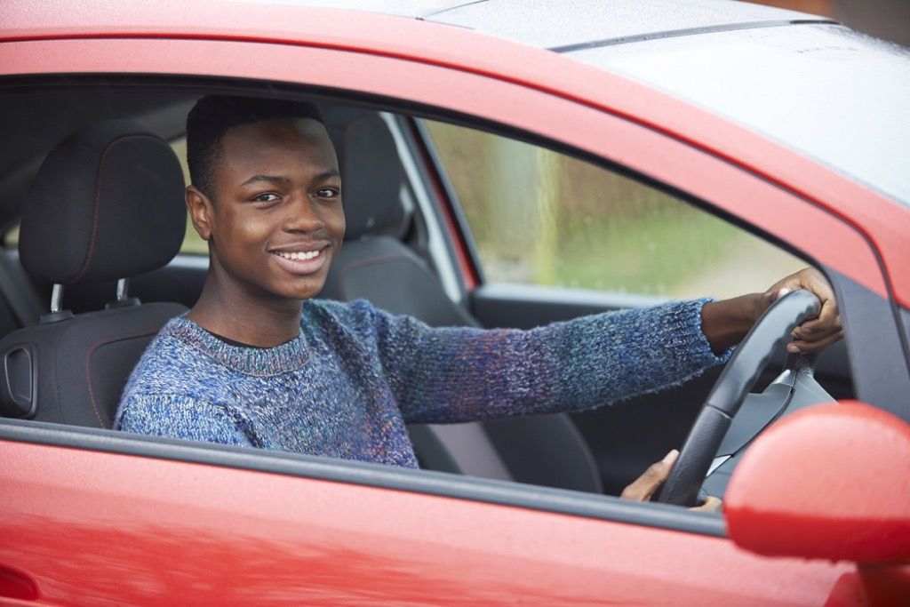  garçon conduisant une voiture, comment la parentalité a changé