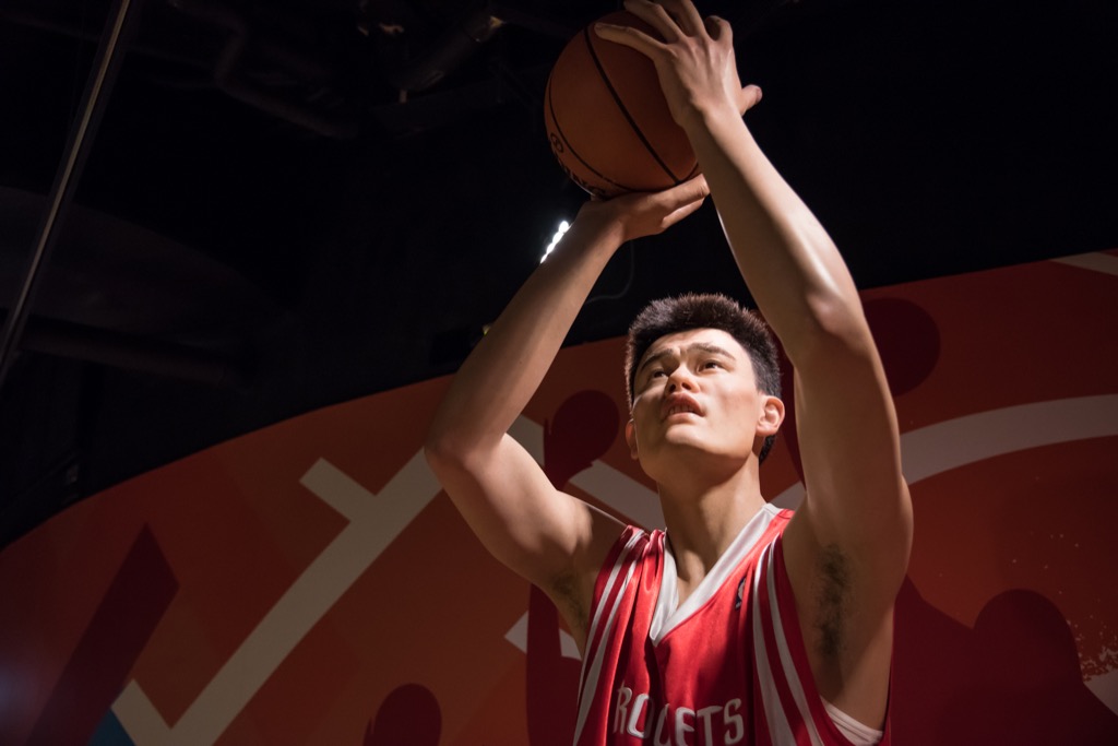 yao ming shooting a basketball