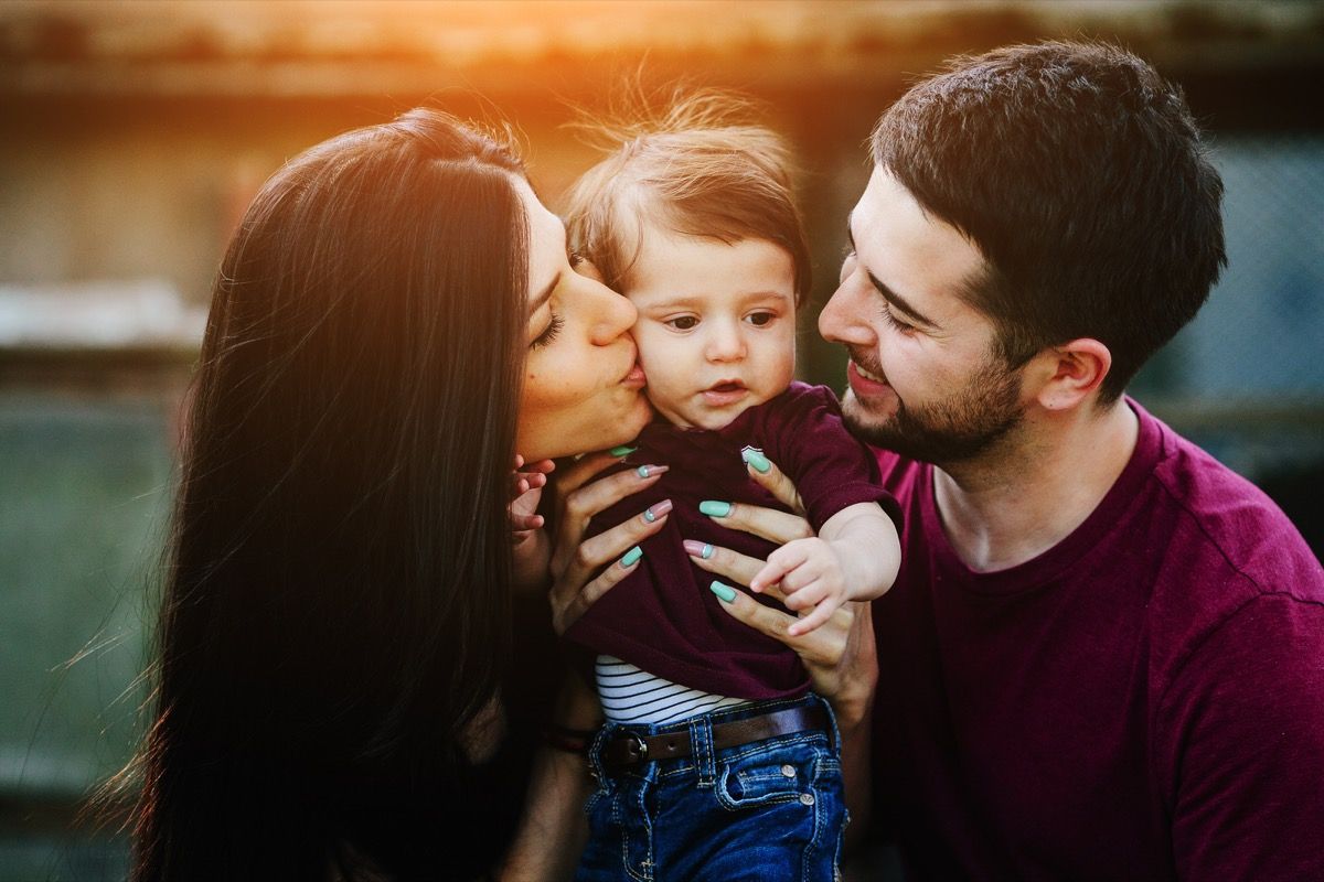 un bambino tenuto da mamma e papà, come è cambiata la genitorialità