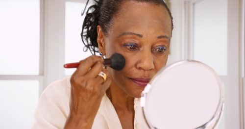 Alte Frau mit Make-up Beziehung liegt weiß