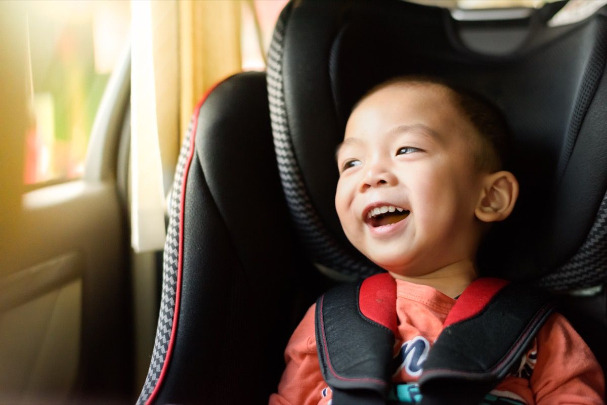 車の座席の子供、子育ての方法が変更されました。