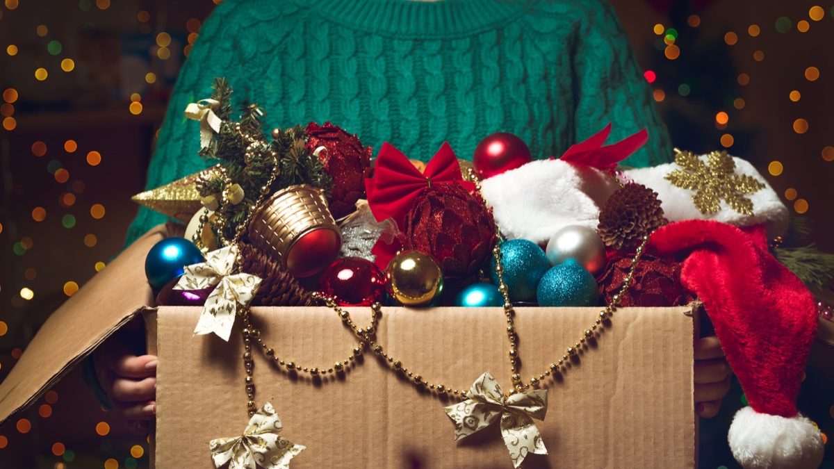 When to Take Down Your Christmas Decorations, According to Experts
