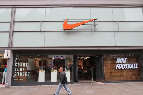 ผู้ชายเดินผ่านร้านแฟชั่นกีฬา Nike ในแมนเชสเตอร์ สหราชอาณาจักร  แบรนด์ Nike มีมูลค่า 19 พันล้านดอลลาร์สหรัฐในปี 2014